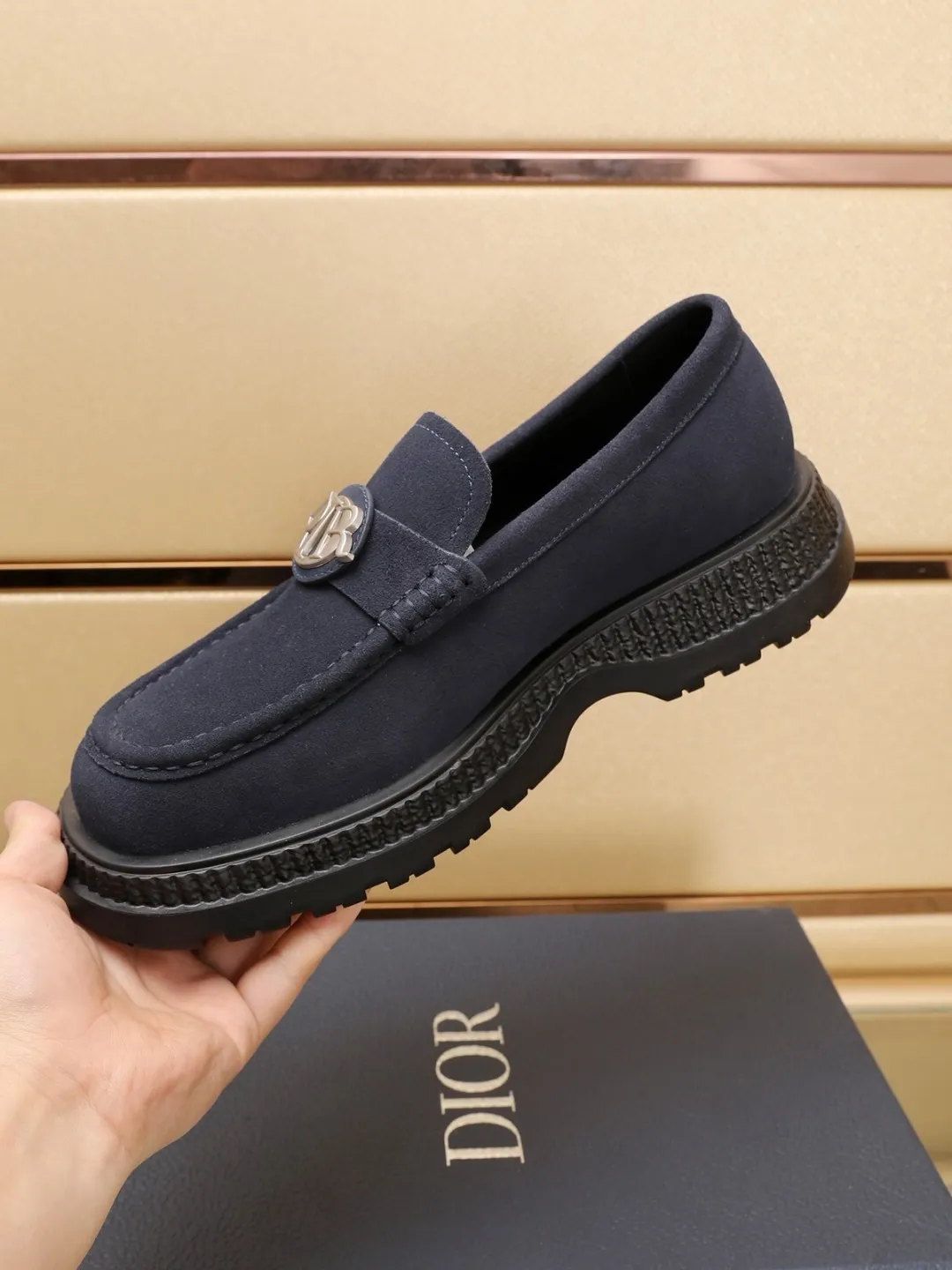 Factory P500💰dior 🆕Men's classic loafers, which combine classic shoe styles with retro California style. Slipper style design, easy to put on and take off. Crafted from top-grain cowhide leather, they feature a rubber lugged sole and the DIO* AND SHAWN signature in brass and enamel. Wear it with casual clothing or a suit. Size: 38-44 (45.46 customized